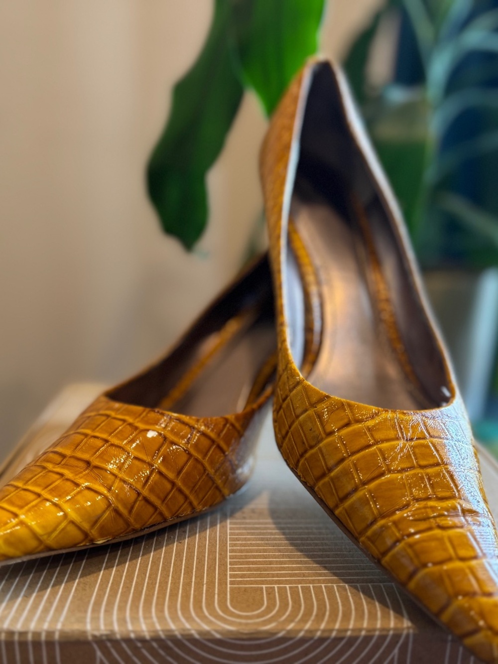Nine West Croc Embossed Mustard Heels | Size 12M | Pointed Toe Statement Pumps